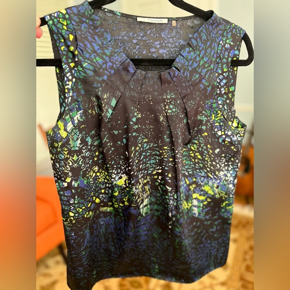 Tahari sleeveless blouse.Great condition. Fits like XS. - Picture 3 of 7